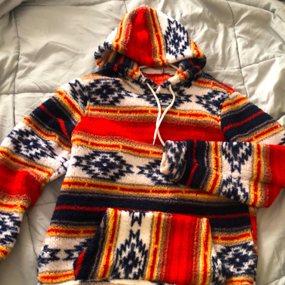 Selling this extremely warm, adorable pull over🖤
